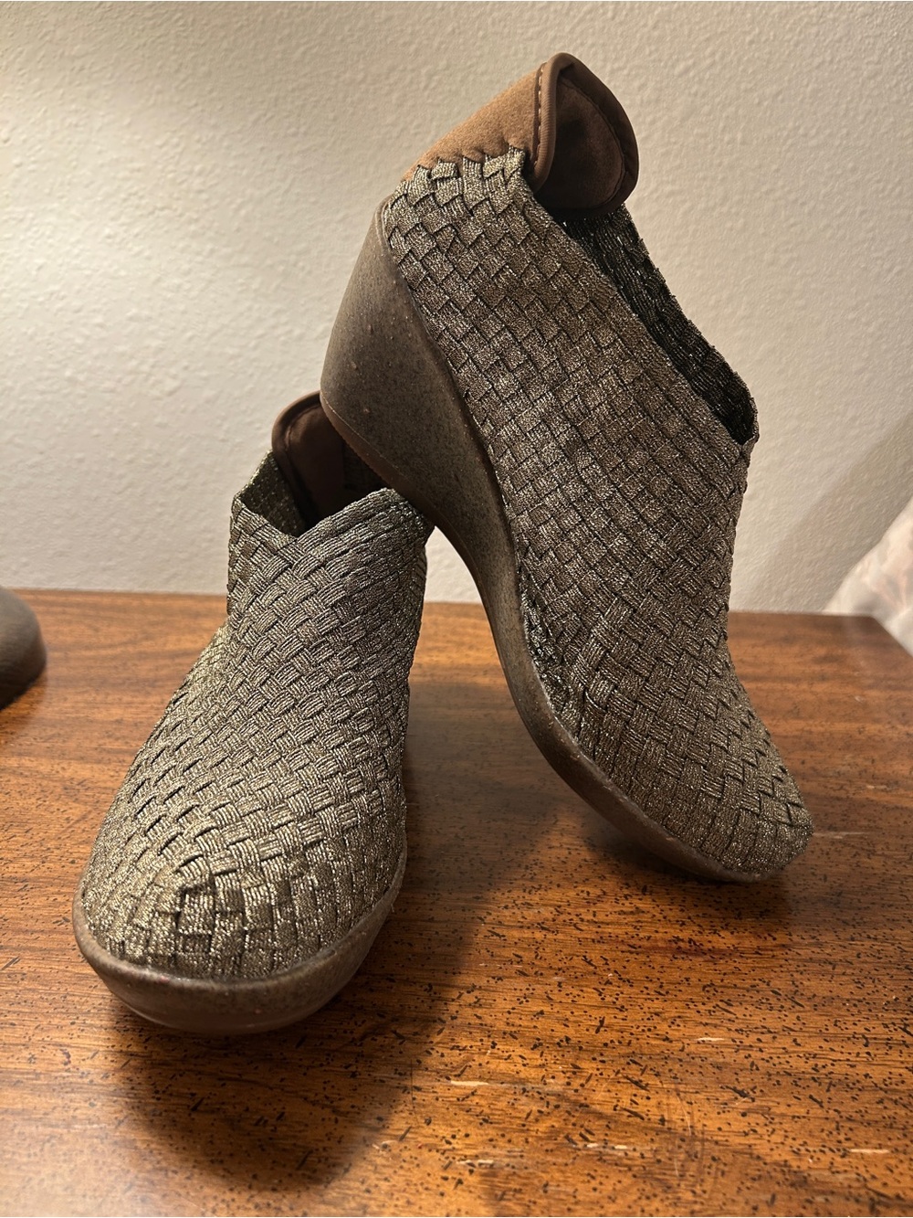 bernie mev. Women’s Woven Slip-On Shoes in metallic gold/bronze